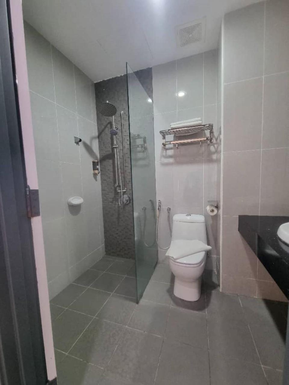 Avatel Jelutong Hotel Gelugor Buitenkant foto